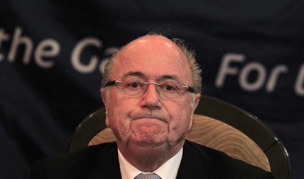 Blatter condena racismo contra brasileiro Paulão