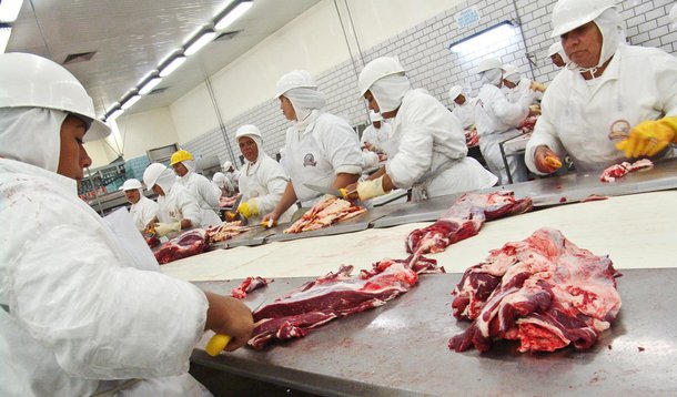 Brasil, Promissão, SP, 09/03/2006 – Foto: Alf Ribeiro – Linha de produção e corte de carne do Frigorífico Marfrig, em Promissão, SP