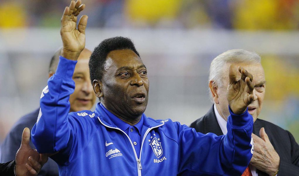 Soccer great Pele waves to the crowd before the international friendly soccer match between Brazil and Portugal in Foxborough, Massachusetts September 10, 2013.   REUTERS/Brian Snyder    (UNITED STATES - Tags: SPORT SOCCER)