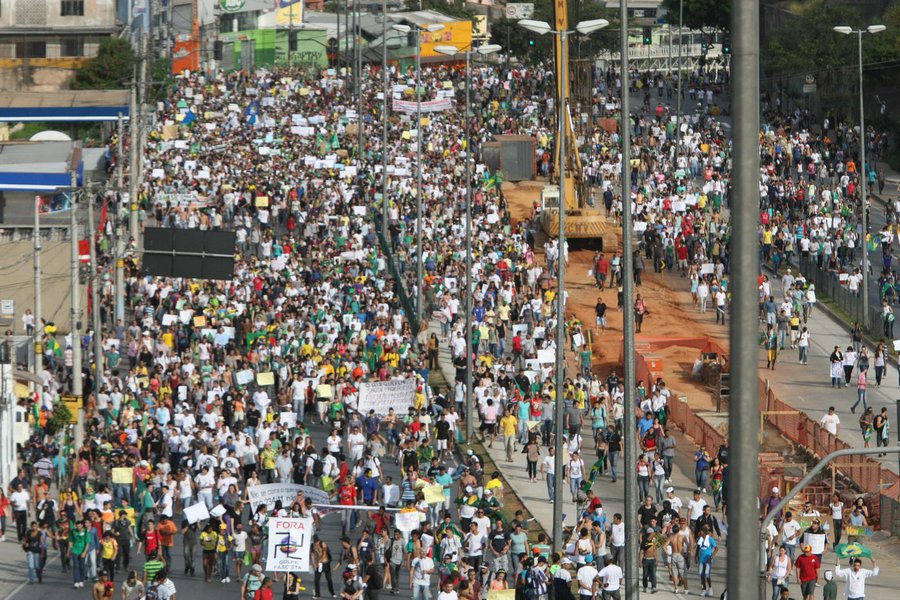 Protesto com 60 mil em BH tem confronto com a PM