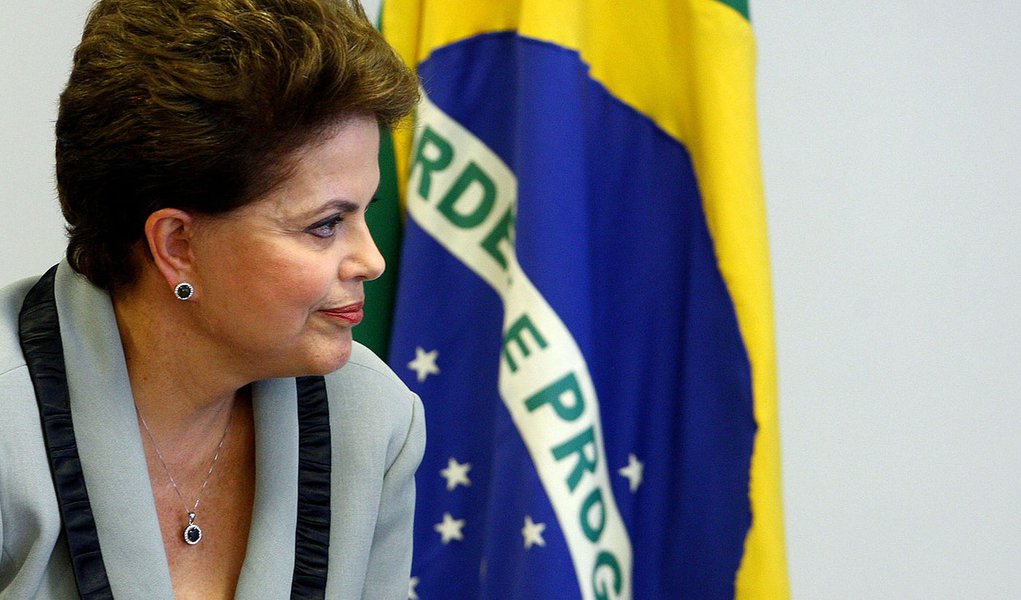 DILMA5 - BSB - DILMA EMBAIXADORES - 09/02/2011  - NACIONAL - A presidente Dilma Rousseff durante entrega de credenciais para novos embaixadores no Palacio do Planalto em Brasilia.
 FOTO: CELSO JUNIOR/AE