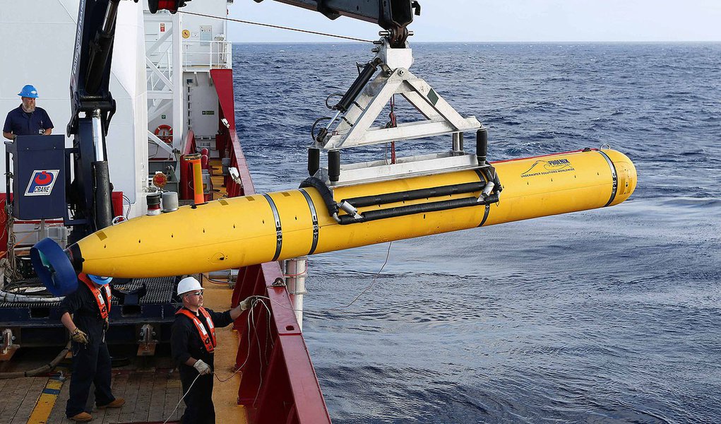 REFILE - CORRECTING BYLINE

Crew aboard the Australian Defence Vessel Ocean Shield move the U.S. Navy’s Bluefin-21 autonomous underwater vehicle into position for deployment in the southern Indian Ocean to look for the missing Malaysia Airlines flight M