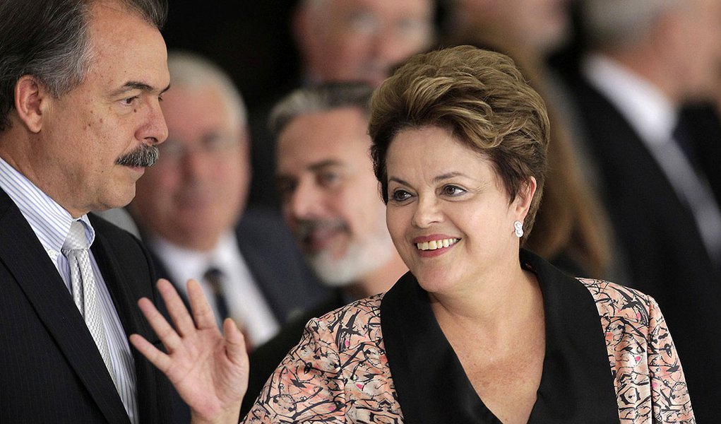 Brazil's President Dilma Rousseff (R) speaks with the Brazil's Education Minister Aloizio Mercadante during a welcome ceremony at Ireland's President Michael D. Higgins (unseen) at the Planalto Palace in Brasilia October 9, 2012. REUTERS/Ueslei Marcelino 