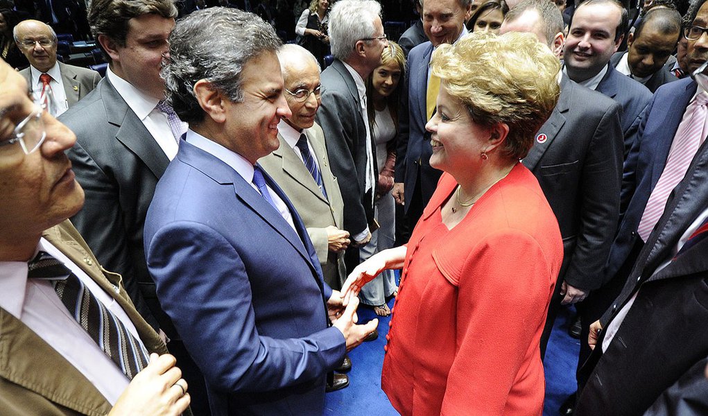 Senador Aécio Neves (PSDB-MG) cumprimenta a presidente da República, Dilma Rousseff, durante sessão solene do Congresso destinada à devolução simbólica do mandato presidencial ao ex-presidente João Goulart