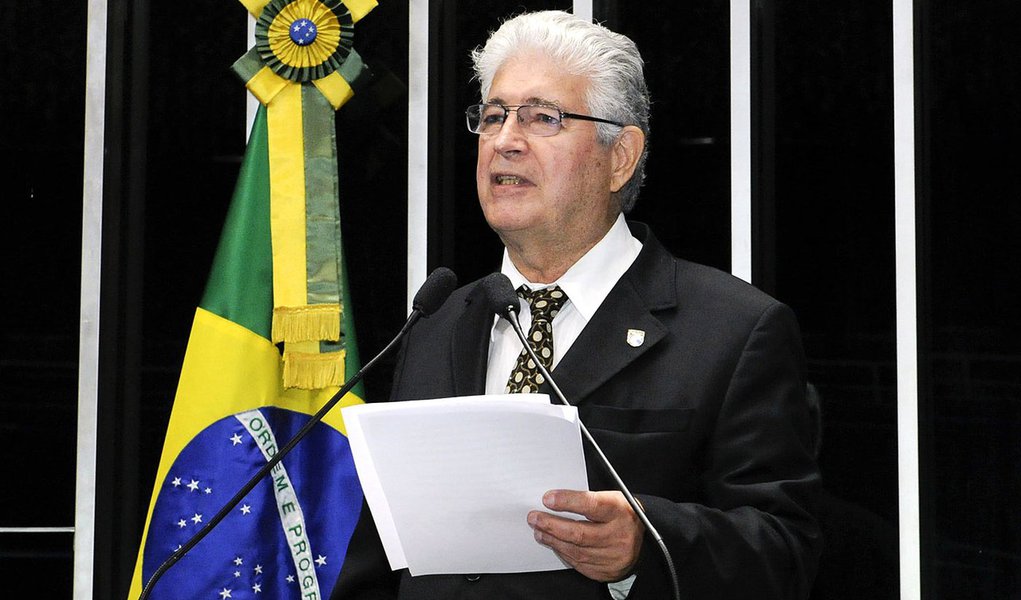 Senador Roberto Requião (PMDB-PR) denuncia o que chamou de processo de privatização do Banco do Brasil