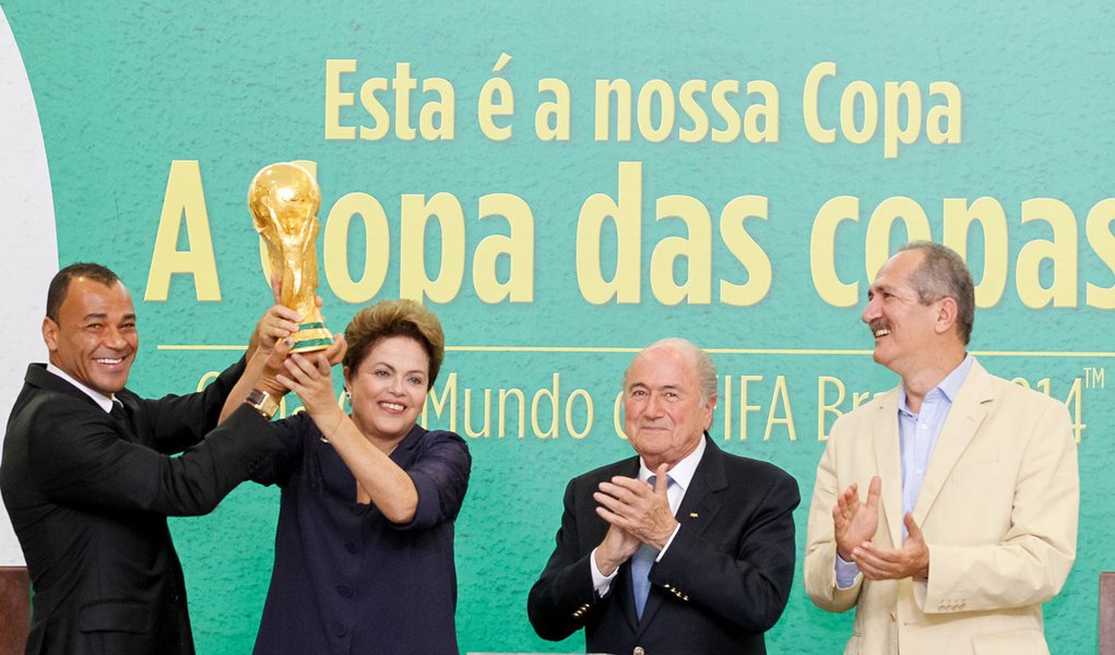 Brasília - DF, 02/06/2013. Presidenta Dilma Rousseff durante encontro apresentação oficial da Taça da Copa do Mundo pela FIFA, no Palácio do Planalto. Foto: Roberto Stuckert Filho/PR
