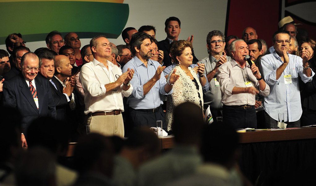 Dilma discursa em convenção do PMDB e diz que parceria com partido terá "uma longa vida"