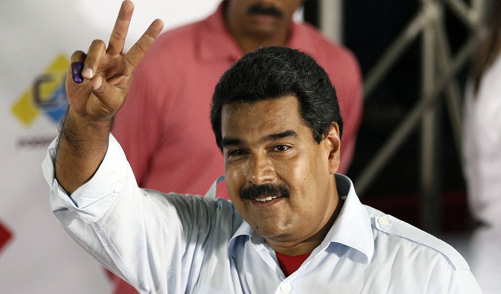 Maduro promove foguetório em resposta a panelaço de opositor