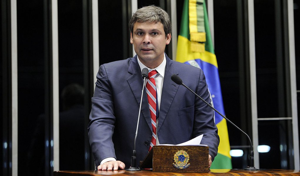 Senador Lindbergh Farias (PT-RJ) defende a aprovação de Proposta de Emenda à Constituição de sua autoria (PEC 51/2013), que prevê a reformulação do sistema de segurança pública e o modelo de polícia adotada pelo Brasil