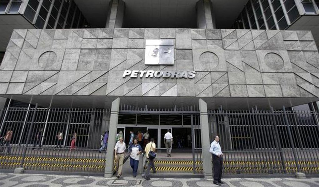 Gente camina frente al edificio corporativo de la estatal brasileña Petrobras en Río de Janeiro. 24 de septiembre, 2010. Un consorcio liderado por Petrobras declaró comercialmente viables tres campos de petróleo y gas subsal, lo que debería de aumentar la