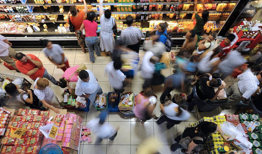 People come to a supermarket to buy food during a break in the curfew imposed by the Honduran goverment, in Tegucigalpa on September 23, 2009. Ousted President Manuel Zelaya holed up in Brazil's embassy seeking reinstatement, urged the UN General Assembly