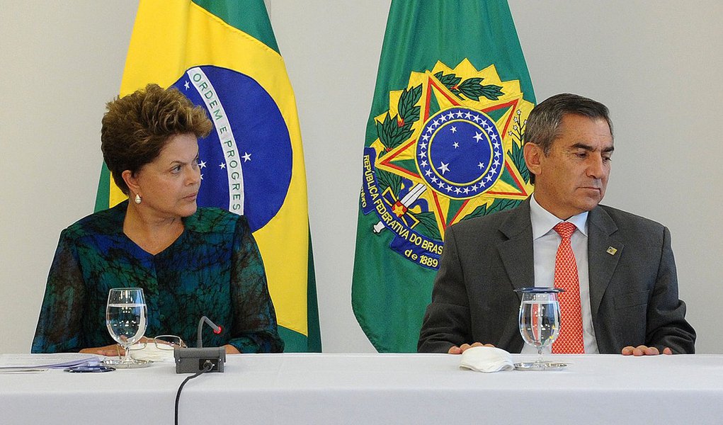 Colunista sugere que Dilma pode demitir Gilberto