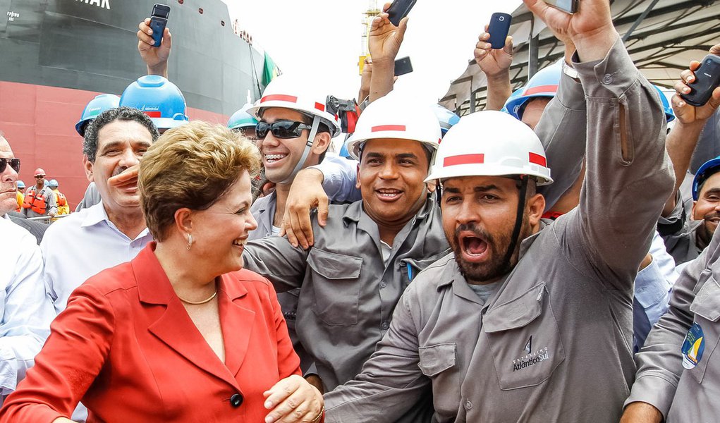 Ipojuca - PE, 14/04/2014. Presidenta Dilma Rousseff durante Cerimônia alusiva à viagem inaugural do navio Dragão do Mar e batismo do navio Henrique Dias no Estaleiro Atlântico Sul . Foto: Roberto Stuckert Filho/PR