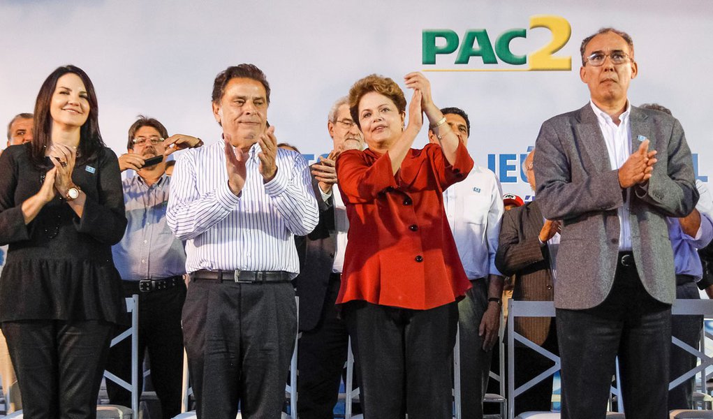 Serra Talhada - PE, 14/04/2014. Presidenta Dilma Rousseff durante cerimônia de inauguração da 1ª etapa e ordem de serviço da 2ª etapa da Adutora Pajeú e lançamento do edital do Ramal do Agreste. Foto: Roberto Stuckert Filho/PR
