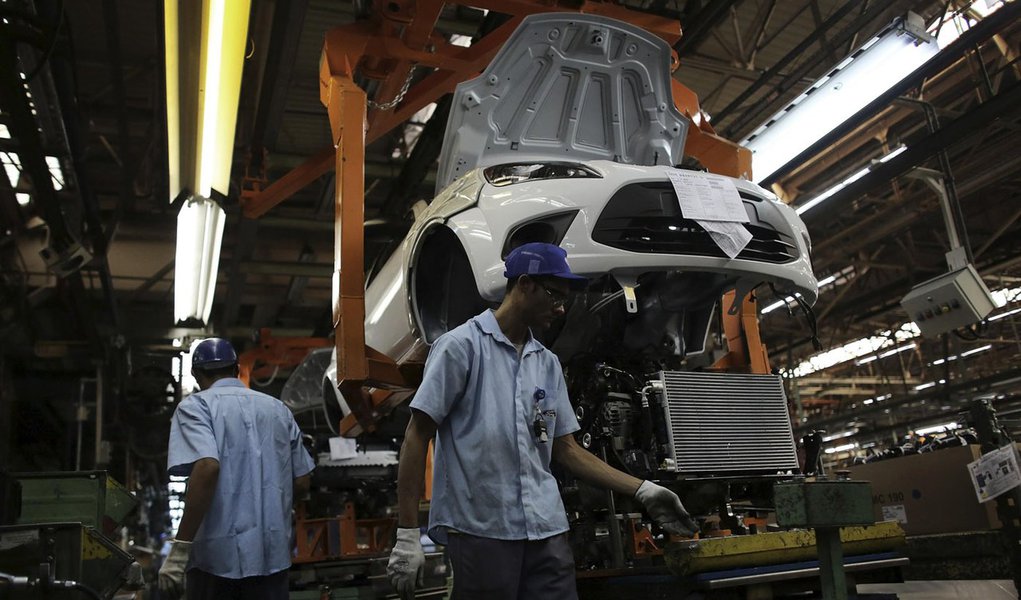 Brazilian workers assemble a Ford car at Sao Bernardo do Campo Ford plant, near Sao Paulo August 13, 2013. The pace of vehicle production in Brazil slipped in July to the lowest daily rate in five months as factories, facing sagging consumer confidence, s