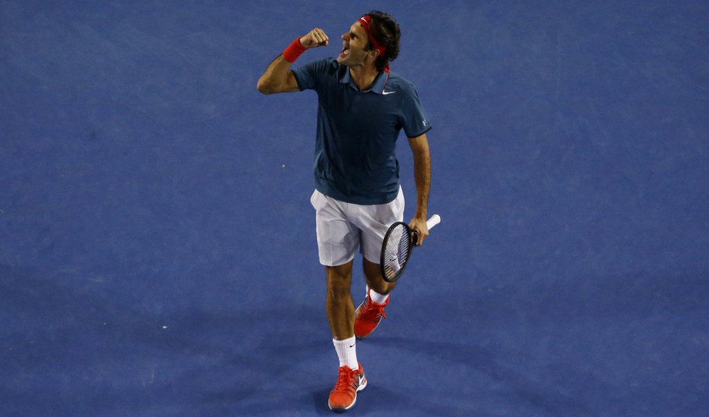 Roger Federer of Switzerland celebrates defeating Andy Murray of Britain in their men's singles quarter-final tennis match at the Australian Open 2014 tennis tournament in Melbourne January 22, 2014. REUTERS/David Gray (AUSTRALIA  - Tags: SPORT TENNIS)