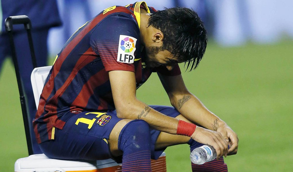 Barcelona's Neymar reacts after losing to Real Madrid at the end their King's Cup final soccer match at Mestalla stadium in Valencia April 16, 2014.                              REUTERS/Albert Gea (SPAIN - Tags: SPORT SOCCER)