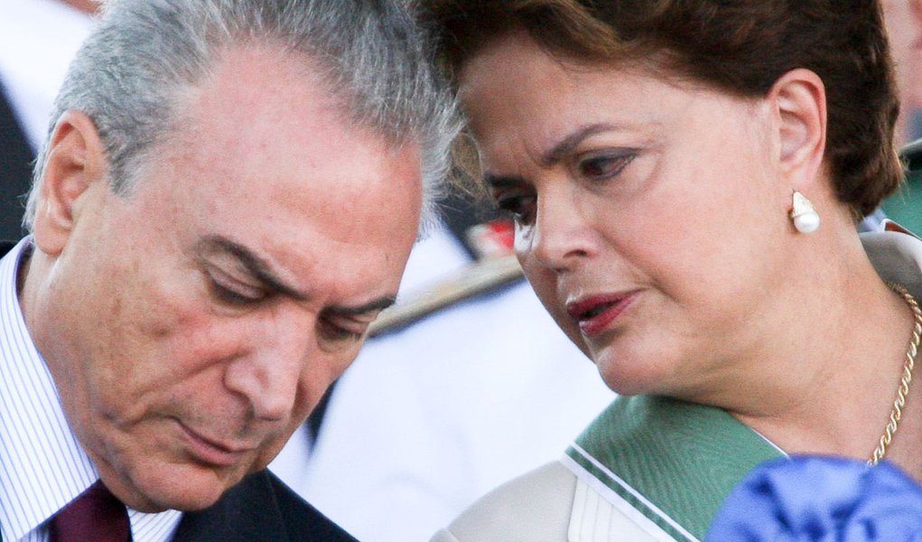 DF - DILMA/EXÉRCITO - GERAL - O vice-Presidente da Michel Temer (e) e a presidente Dilma Rousseff participam da solenidade de comemoração do Dia do Exército Brasileiro no   Quartel General do Exército, no Setor Militar Urbano, em Brasília, nesta terça-fei