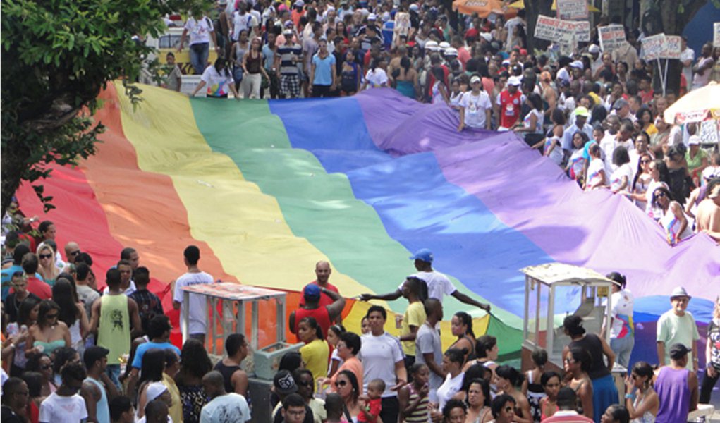 Parada Gay leva milhares ao Campo Grande