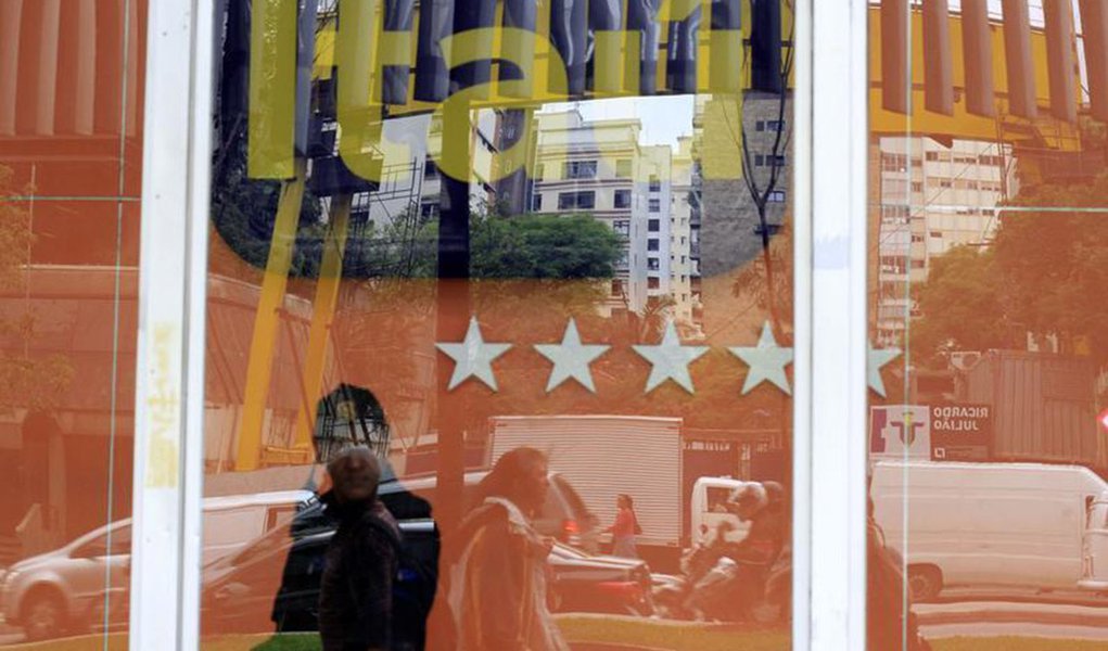 Foto de arquivo de segurança dentro de uma agência do Itaú, em São Paulo. O Governo do Uruguai autorizou a transferência de ativos de banco de varejo do Citibank local para o Itaú Unibanco, na última etapa de uma aquisição que começou em junho, segundo um