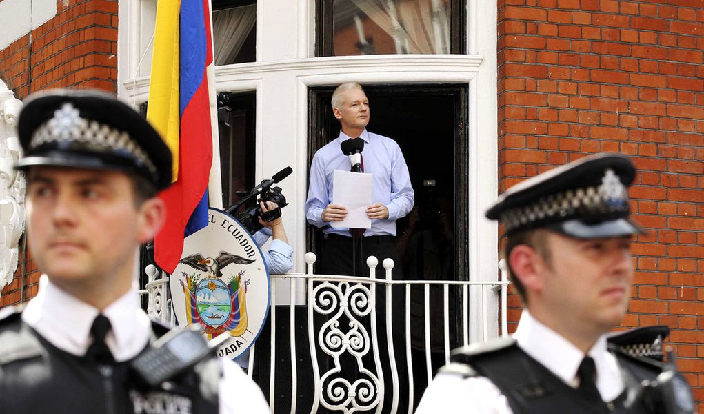  Vargas Llosa condena culto a Assange 
