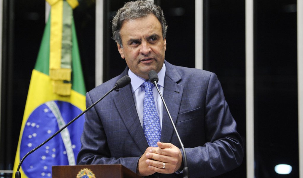 Senador Aécio Neves (PSDB-MG) cobra explicações do governo federal sobre compra, pela Petrobras, de uma refinaria obsoleta no Texas, Estados Unidos, que resultou num prejuízo de mais de US$ 1 bilhão para a estatal brasileira
