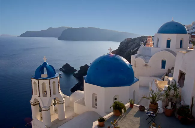 A cidade grega de Santorini fica situada na borda do antigo vulcão