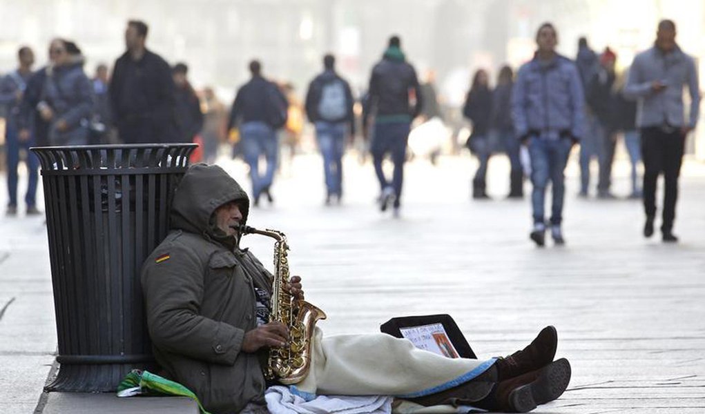 Um músico de rua se apresenta no centro de Milão. A pobreza chegou ao nível mais elevado na Itália em pelo menos 16 anos como resultado da crise econômica que provocou o aumento do desemprego e a redução do valor dos salários, de acordo com um estudo sobr