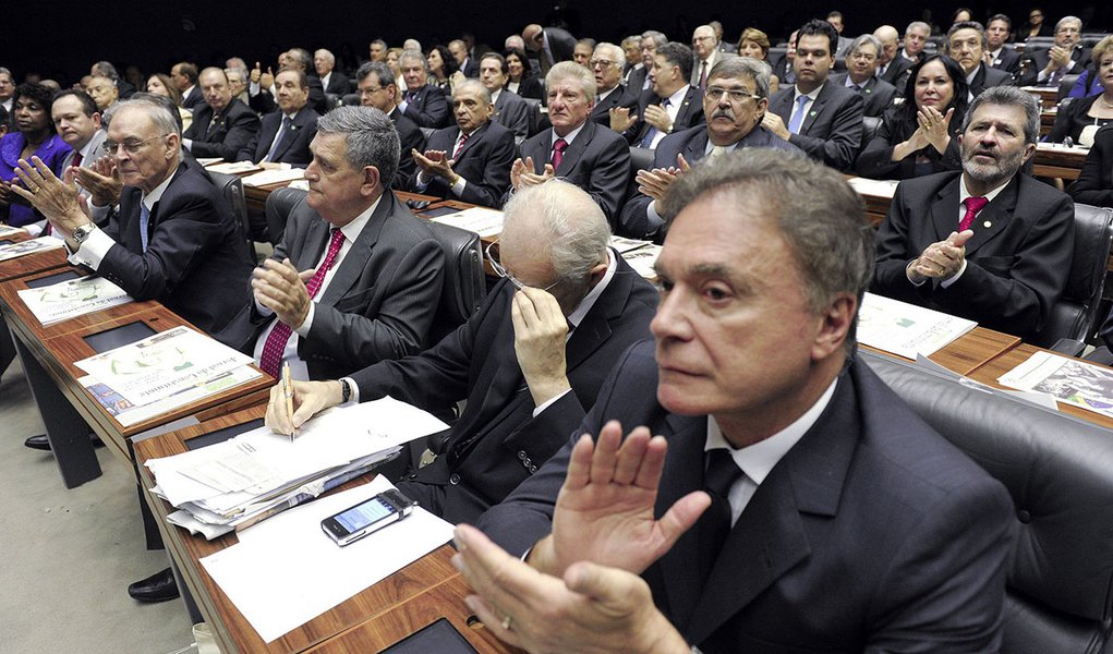 (E) Senador Alvaro Dias (PSDB-PR) durante sessão solene em homenagem aos 25 anos da promulgação da Constituição Federal