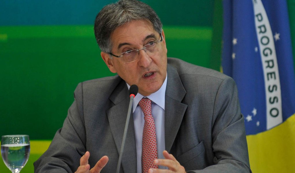 Brasília - O ministro do Desenvolvimento, Indústria e Comércio Exterior, Fernando Pimentel, fala à imprensa após a 14ª Reunião do Conselho Nacional de Desenvolvimento Industrial (CNDI), no Palácio do Planalto