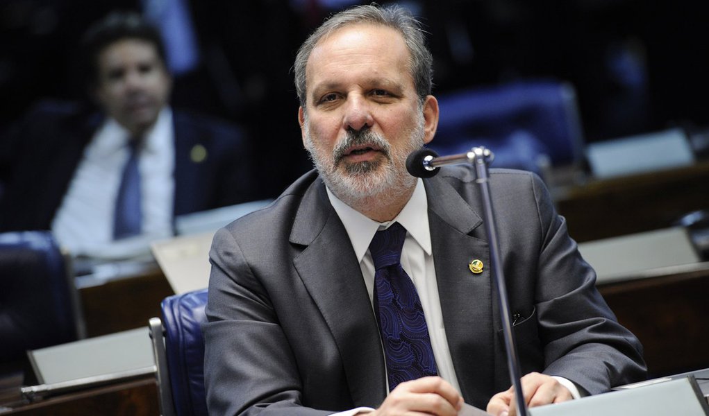 Senador Armando Monteiro (PTB-PE) durante discussão sobre os requerimentos de criação da CPI da Petrobras