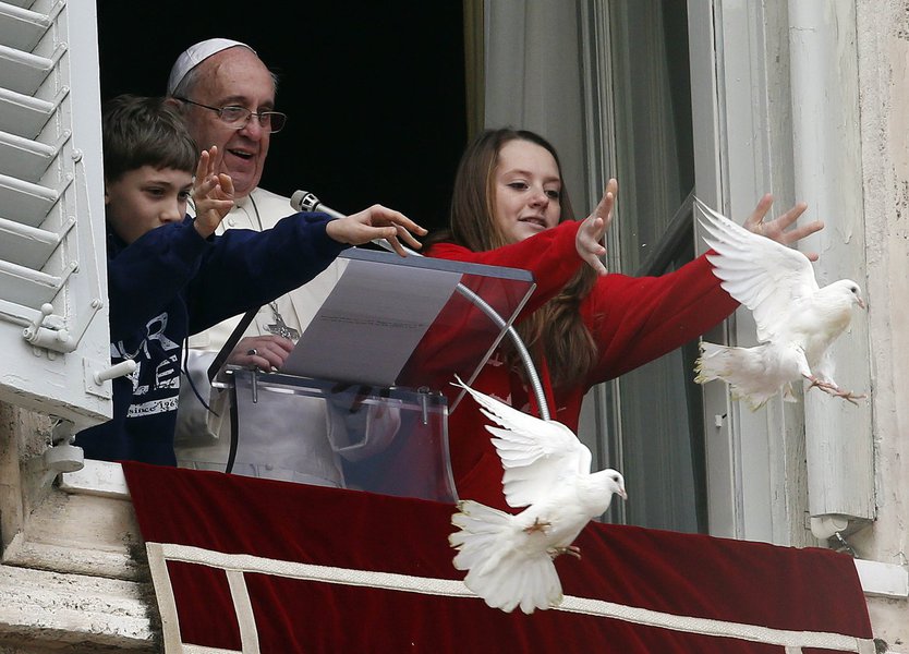 Pope Benedict XVI (C) watches as children release doves during the Angelus prayer in Saint Peter's square at the Vatican January 26, 2014. 
REUTERS/Alessandro Bianchi (VATICAN - Tags: RELIGION ANIMALS TPX IMAGES OF THE DAY)