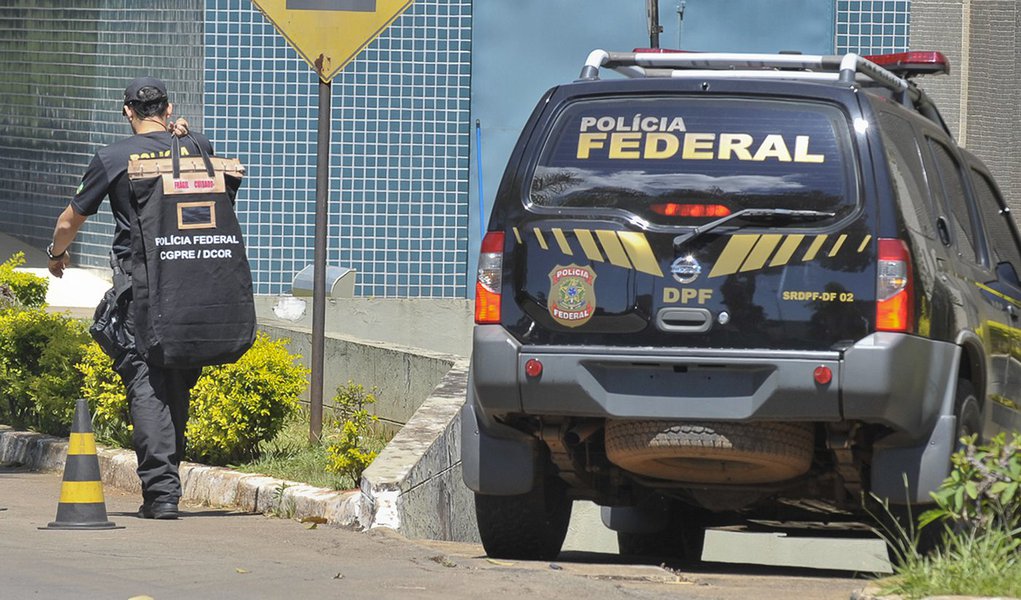 Brasília - A Polícia Federal (PF) prendeu, na manhã de hoje (29), pelo menos 20 pessoas, durante a Operação Monte Carlo, que desmontou uma quadrilha que explorava máquinas caça-níqueis e pagava propina para agentes públicos de segurança. Entre os presos e