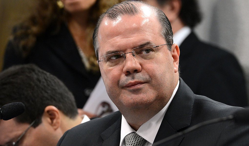 Brasília – O presidente do Banco Central (BC), Alexandre Tombini, em audiência na Comissão de Assuntos Econômicos do Senado, disse que o programa diário de intervenções do BC no mercado não agride o sistema de câmbio flutuante