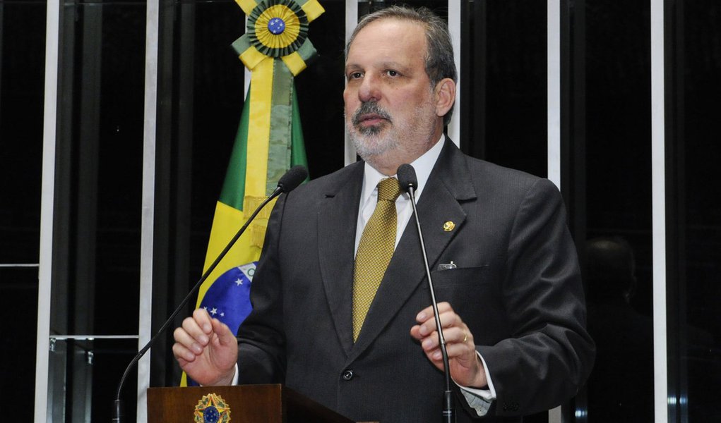 Senador Armando Monteiro (PTB-PE) cumprimenta o ex-presidente Luiz Inácio Lula da Silva por ter tido a visão estratégica de apoiar o relançamento da indústria naval no Brasil