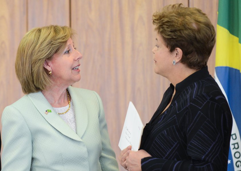 Brasília – A presidenta Dilma Rousseff, acompanhada do ministro das Relações Exteriores, Luiz Alberto Figueiredo, recebe as credenciais de novos embaixadores, em solenidade no Palácio do Planalto. Na foto, a embaixadora dos Estados Unidos, Liliana Ayalde