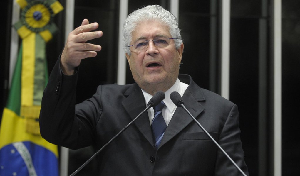 Senador Roberto Requião (PMDB-PR) critica matéria do jornal O Globo que coloca parlamentares com processo no Supremo Tribunal Federal “no mesmo saco”