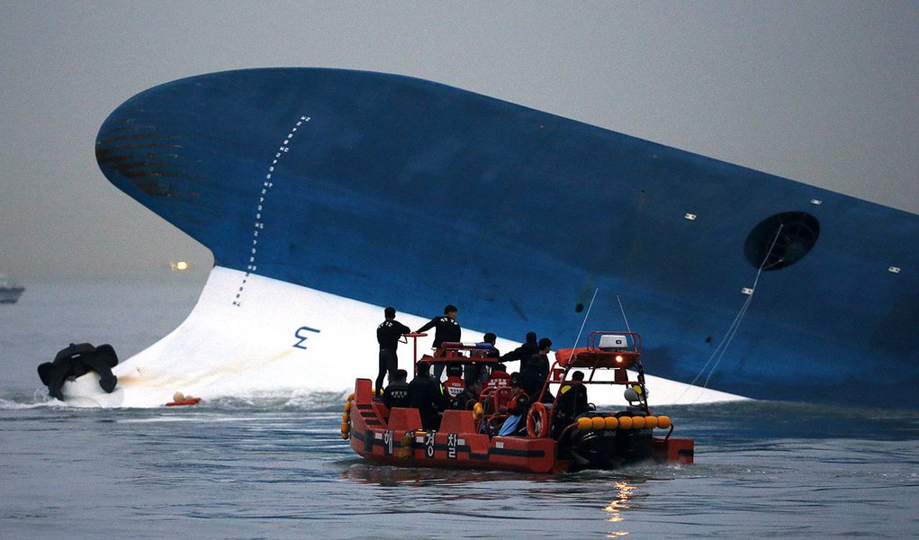 Maritime police search for missing passengers in front of the South Korean ferry "Sewol" which sank at the sea off Jindo April 16, 2014. Almost 300 people were missing after a ferry capsized off South Korea on Wednesday, despite frantic rescue efforts inv
