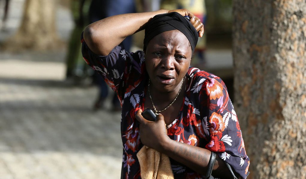 Bystanders react as victims of a bomb blast arrive at the Asokoro General Hospital in Abuja April 14, 2014. A morning rush-hour bomb killed at least 71 people at a Nigerian bus station near the capital on Monday, raising concerns about the spread of an Is