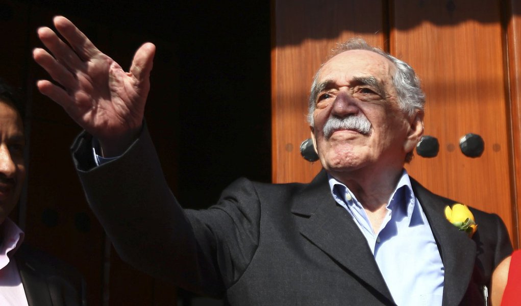 Gabriel Garcia Marquez greets journalists and neighbours on his birthday outside his house in Mexico City March 6, 2014. Garcia Marquez, the octogenarian titan of Latin American literature, celebrated his 87th birthday in Mexico City on Thursday at his ho