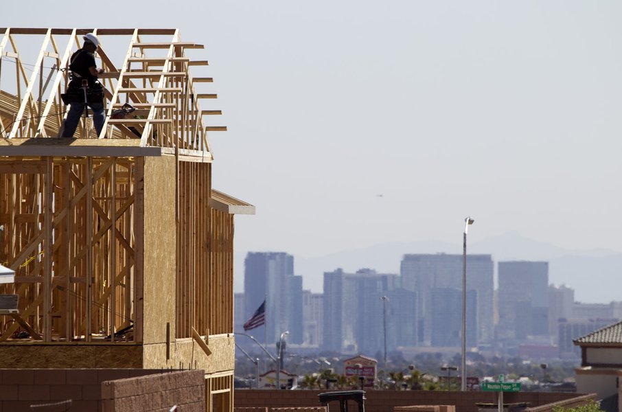 A carpenter works on a new home at a residential construction site in the west side of the Las Vegas Valley in Las Vegas, Nevada April 5, 2013. Las Vegas Strip casinos are shown in the background. The buying of foreclosed homes and other distressed homes (Foto: Gisele Federicce) A carpenter works on a new home at a residential construction site in the west side of the Las Vegas Valley in Las Vegas, Nevada April 5, 2013. Las Vegas Strip casinos are shown in the background. The buying of foreclosed homes and other distressed homes