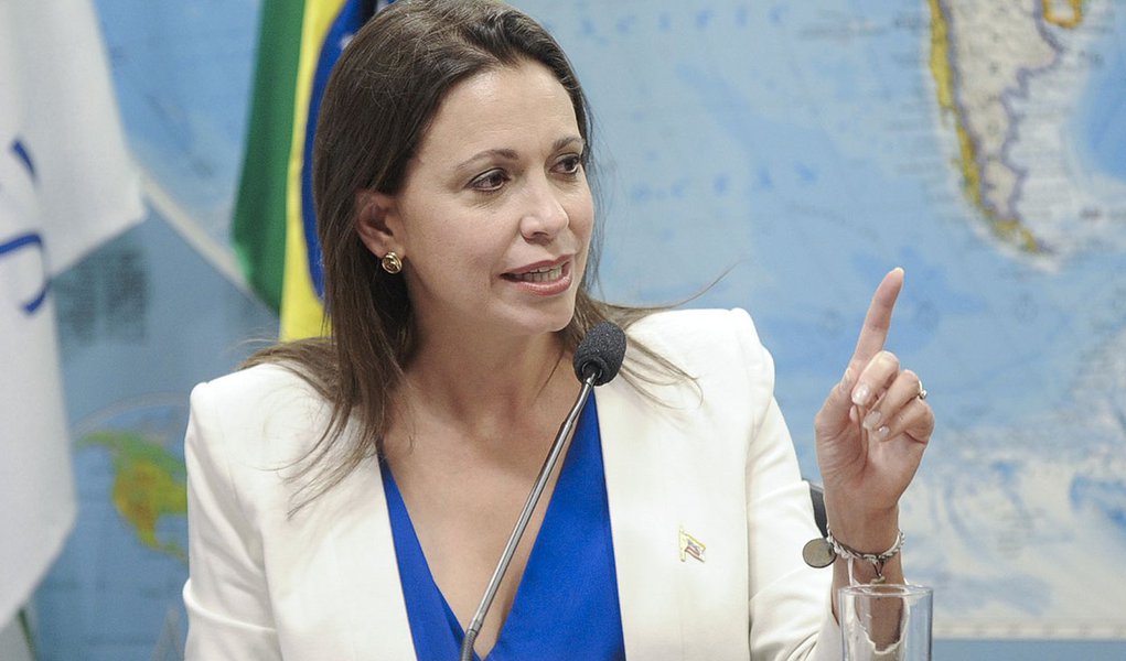 Deputada da Assembleia Nacional da Venezuela, Maria Corina Machado debate sobre o agravamento da crise econômica, social e política de seu país