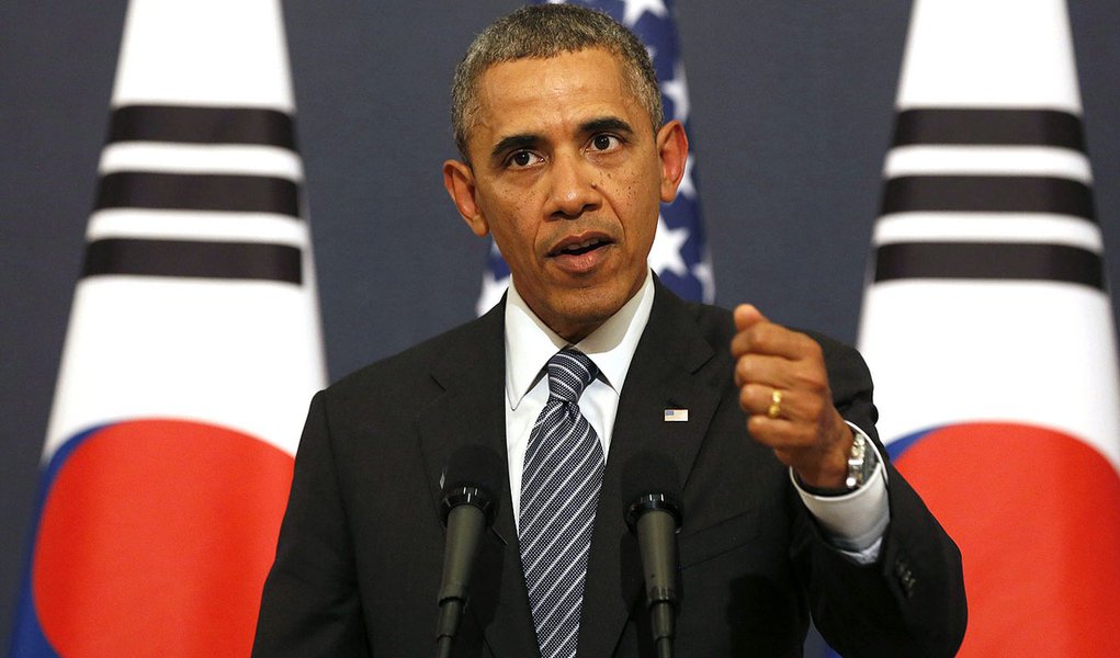 U.S. President Barack Obama makes a point during a joint news conference with South Korean President Park Geun-hye at the Blue House in Seoul April 25, 2014. REUTERS/Larry Downing (SOUTH KOREA - Tags: POLITICS)
