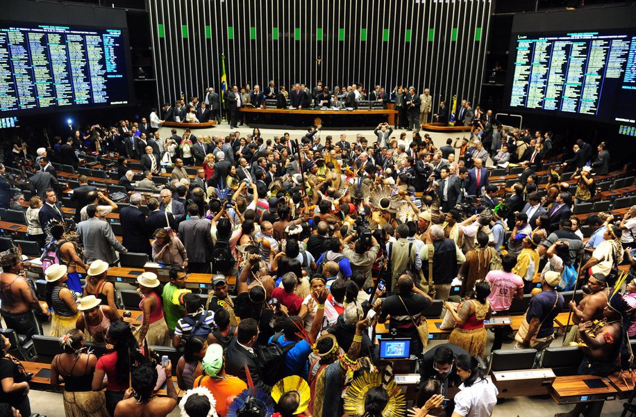 Retrato do Brasil: índios tomam plenário da Câmara
