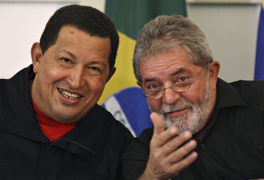Lula apreensivo com quadro de Hugo Chávez