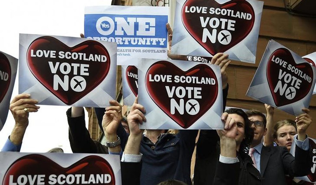 Um cartaz pelo 'Sim' em meio a cartazes a favor do 'NÃ£o' em campanha para o referendo de separaÃ§Ã£o da EscÃ³cia, em Glasgow. 17/09/2014  REUTERS/Dylan Martinez