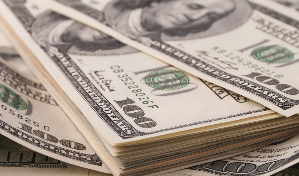 Cotação do dólar ultrapassa R$ 2,40 pela primeira vez em sete meses
