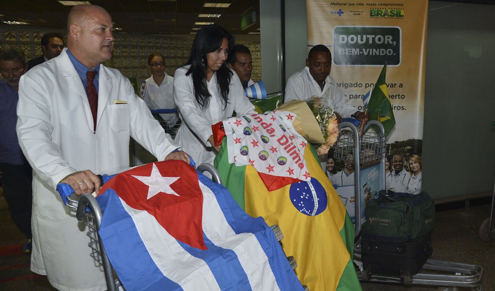 Médicos cubanos que vão trabalhar no Brasil, através de acordo entre o Ministério da Saúde e a Organização Pan-Americana de Saúde (Opas), dentro do programa Mais Médicos, chegam a Brasília