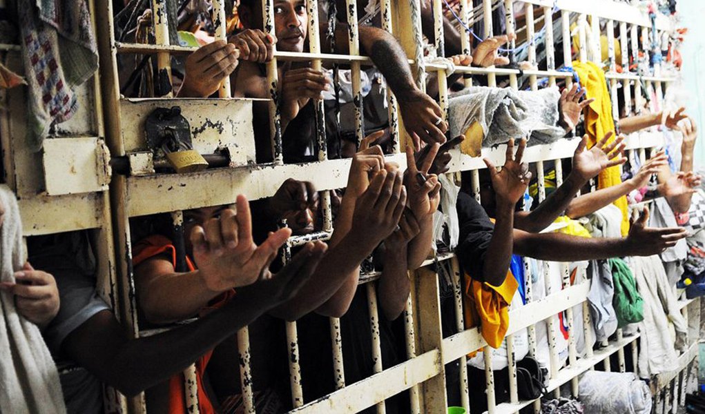 Brasil caminha para um milhão de presos