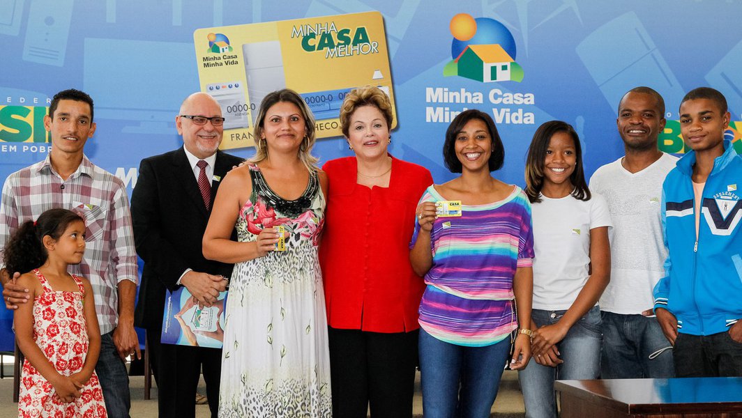 Estadão: novo programa de Dilma é "demagogia eleitoreira"
